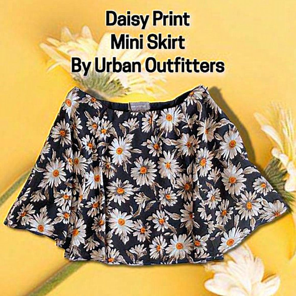 Daisy Print Mini Skirt By Urban Outfitters With A Great 90s Cottage‎ Vibe